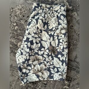 Tommy Bahama Reversible Gray and White Floral Board shorts, Sz L